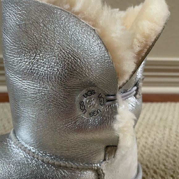 UGG Kids Metallic Silver Boots with Cream Fur - Picture 8 of 9